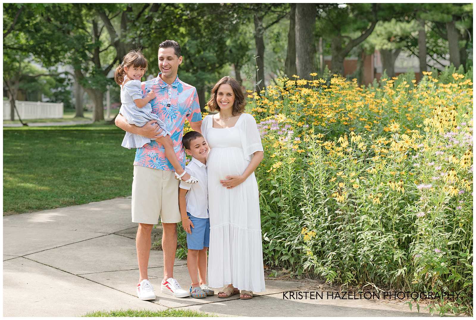 Family of four with an pregnant mother at Lindberg Park in Oak Park, IL